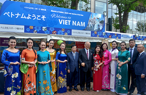 Các đại biểu chụp ảnh tại gian hàng Việt Nam